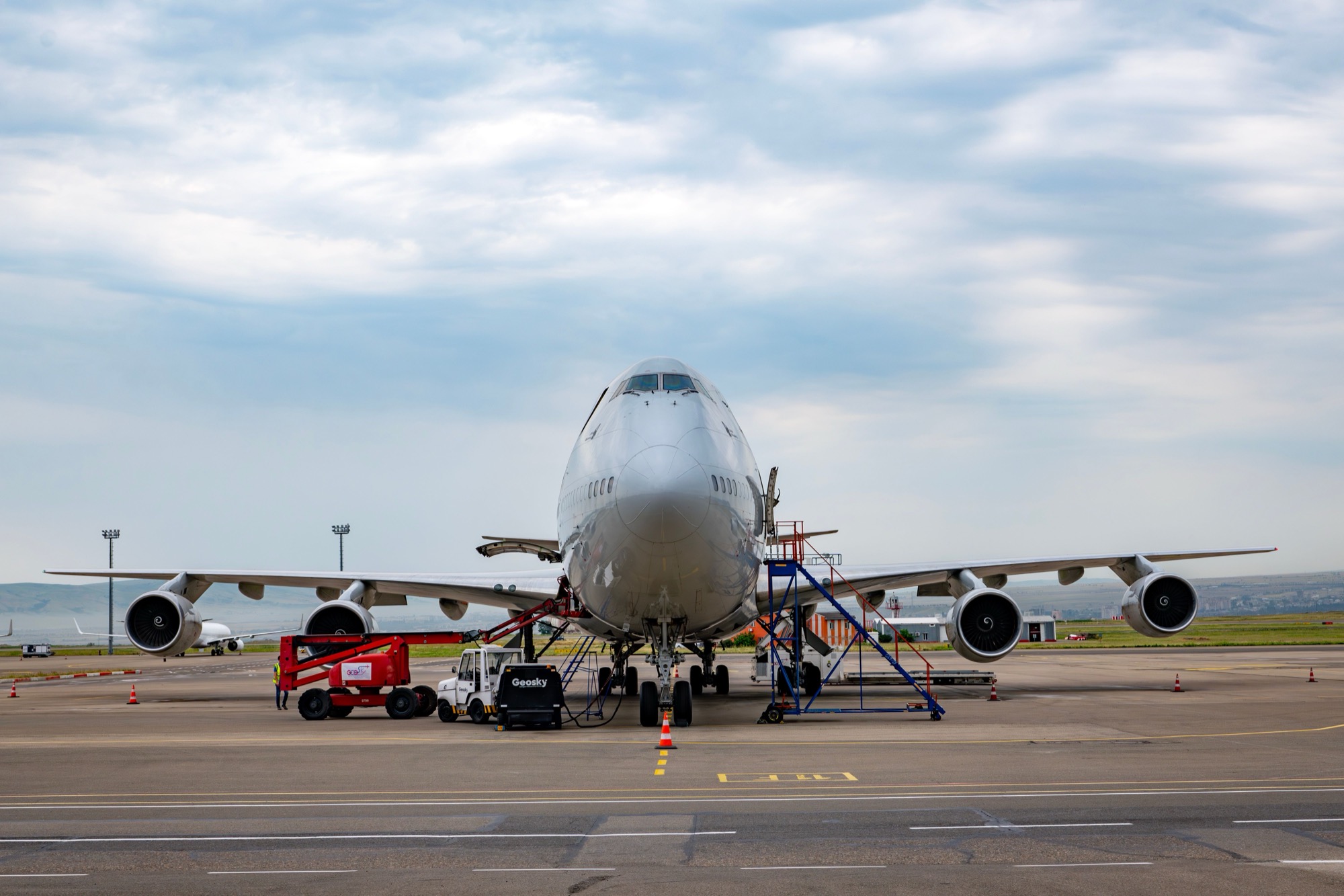 Avión carguero Boeing 747 de frente, estacionado en plataforma durante la operación en tierra